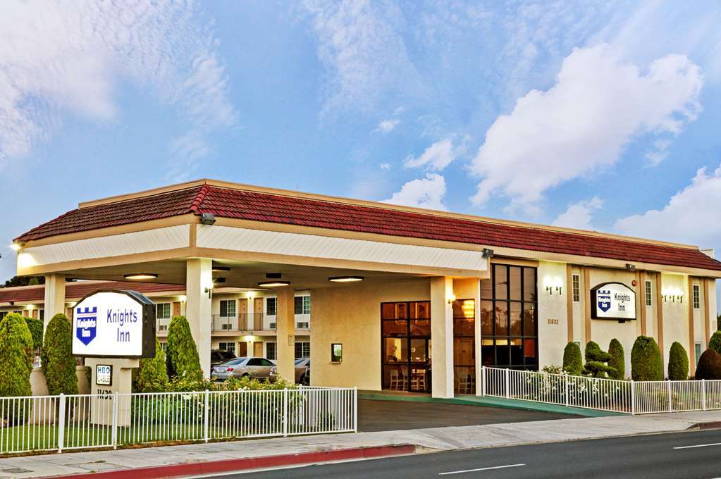 The Dixie Orange County Hotel Stanton Buitenkant foto